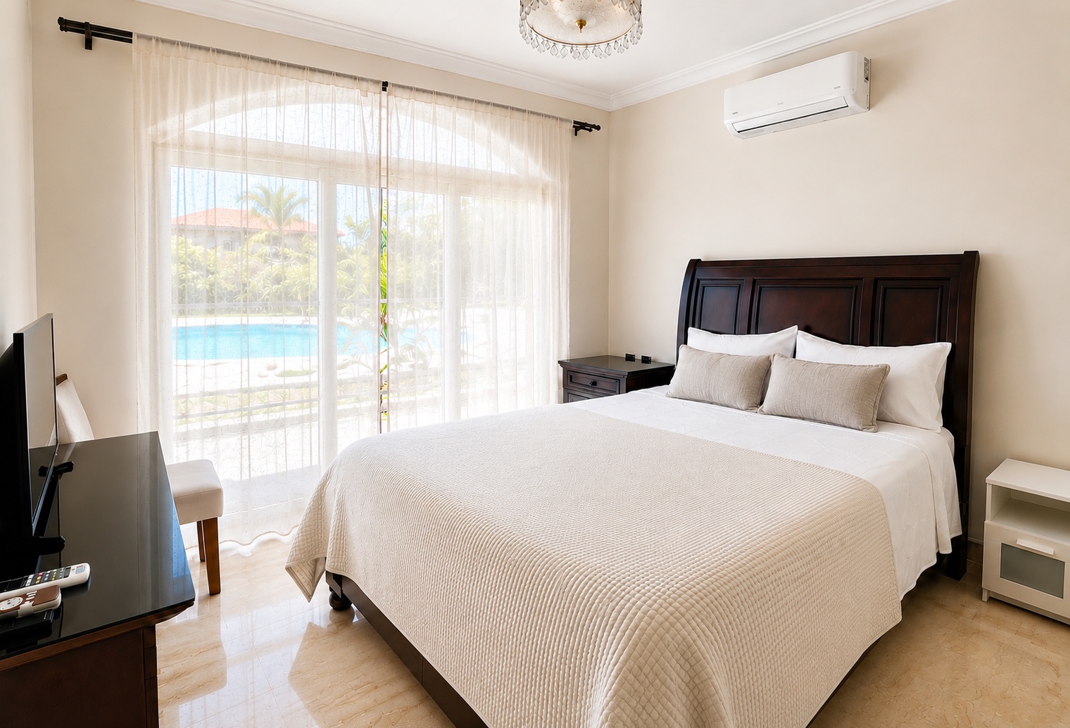 Dormitorio principal con vista a la piscina